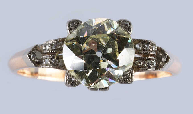 Кольцо из желтого и белого металла, общим весом 3,88 грамма, содержит природные вставки из бриллиантов